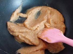 将打好的果泥倒入不粘炒锅中，加入淀粉，小火翻炒几下到粘稠，盛出晾凉备用。
