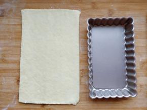 取一块面团，在案板上擀成3mm厚的薄片，切出比模具稍大的尺寸。同时预热烤箱，上下火180度，10分钟。