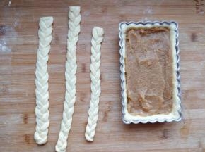 按三股辫的编法编好。将晾凉的苹果酱倒入模具中抹平。