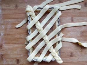 再按照以上方法，切出几条均匀的宽条，和三股辫一条条地编织起来。