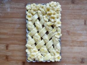 将蛋黄加少许水，调成蛋黄液，用毛刷刷在表面。