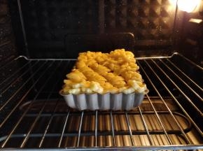 放入预热好的烤箱中层，上下火180度，烘烤25分钟左右即可。具体时间和温度可根据不同烤箱酌情调整。