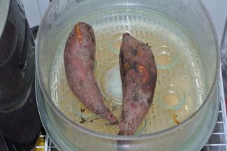 红薯上锅蒸半小时左右。