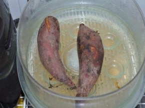 红薯上锅蒸半小时左右。