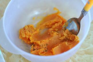 然后去皮压成泥状。