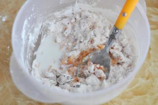 拌一拌后，加入牛奶。