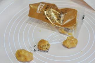 蛋黄馅分开，捏成团状。