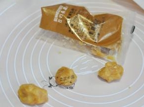 蛋黄馅分开，捏成团状。