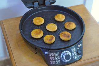 煎烤机开启三档，淋一点油，放入面胚。