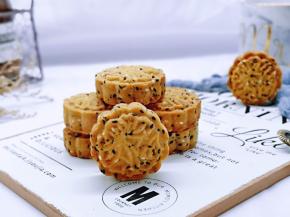 戴上隔热手套取出烤盘！