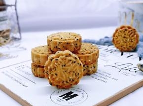 戴上隔热手套取出烤盘！