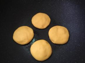 锅里放少许油，把南瓜饼坯放入锅中，小火煎一下定型，只煎一面