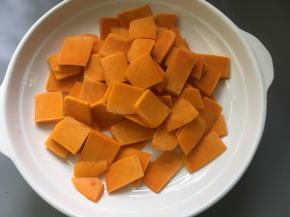 南瓜去皮去籽，切片，放锅里蒸熟