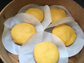 煎好的南瓜饼上锅蒸9分钟即可，中小火蒸