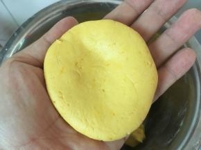 面团分成八份，取其中一份揉圆按扁