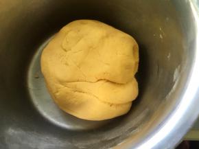 揉成软硬适中的面团