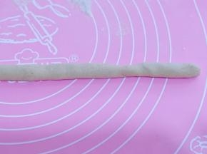 将面团搓成细条状。