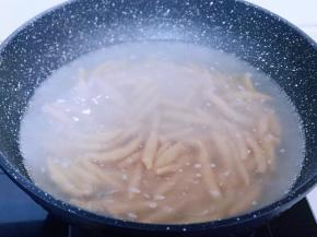 锅中加入水，大火烧开后下入鱼鱼面，煮至8成熟（撒落的手法放入锅中，切记不要一下子倒入，避免黏连在一起。）