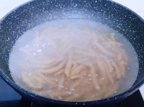 锅中加入水，大火烧开后下入鱼鱼面，煮至8成熟（撒落的手法放入锅中，切记不要一下子倒入，避免黏连在一起。）