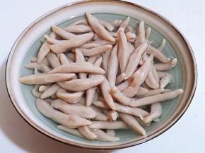 煮好会很粘，用冷水冲洗两遍，再换清水，可以再水里滴几滴油，避免粘一起。