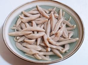 煮好会很粘，用冷水冲洗两遍，再换清水，可以再水里滴几滴油，避免粘一起。