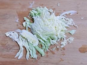 首先将卷心菜洗干净，切丝！