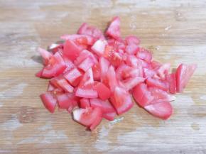 番茄洗干净切丁！