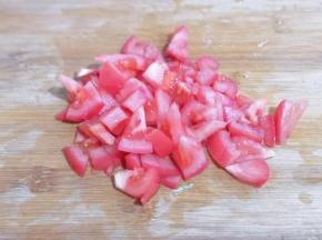 番茄洗干净切丁！