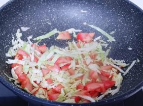 起油锅，加入切好的番茄卷心菜编炒。