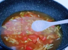 按个人口味加入盐调味大火烧开！