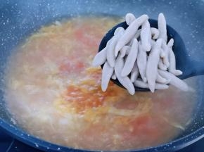 烧开后下入煮过的鱼鱼面，大火烧开，2-3分钟即可。