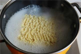 汤锅加水，烧开后下入面块，再烧开后后煮2分钟，面条就煮好了，捞出来待用。