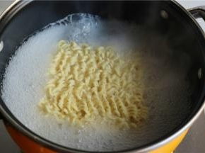 汤锅加水，烧开后下入面块，再烧开后后煮2分钟，面条就煮好了，捞出来待用。