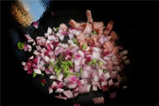 炒锅不用加油，下入培根煸炒一会，培根会出油，所以不需要放油。