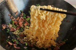 加入煮好的面条翻炒均匀。