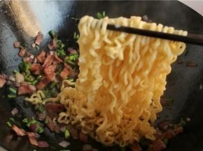 加入煮好的面条翻炒均匀。