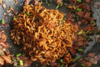 翻拌均匀，使所有面条都裹上酱汁即可。