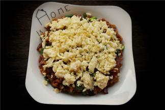 表面铺上马苏里拉芝士碎，多多的铺一层。