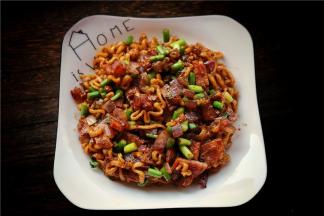 炒好的面条放在盘子里。