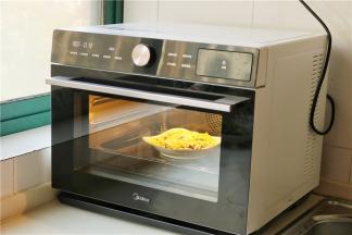 铺好奶酪碎的面条，连盘子一起放入美的蒸烤箱，石窖烘烤模式，180度烤15分钟。