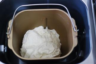 发酵好的面团呈蜂窝状，如图：