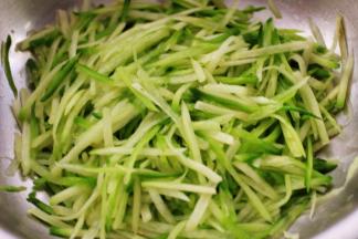 把腌制好的萝卜丝用手钠干水分后用刀切成碎末备用。