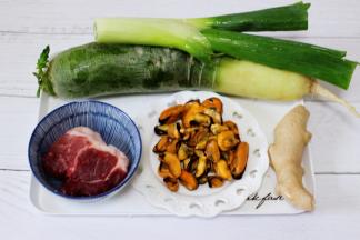 现在准备包子的食材，青口我是提前洗净后煮熟扒出来的肉。