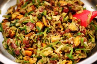 用硅胶铲子把所有的食材搅拌均匀就可以了。