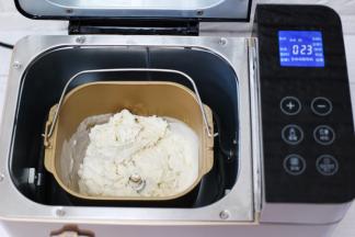 麦芯粉称重后放入面包桶里，加入清水和酵母，启动面包机的一个和面程序。