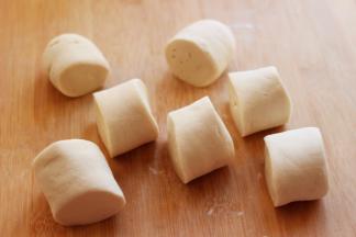 把醒发好的面团排气揉匀后搓成长条用刀切成大小一致的剂子。