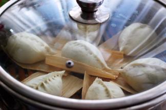 看见包子发至原来的1.5倍大的时候，用中火烧开后继续蒸20分钟焖5分钟即可。