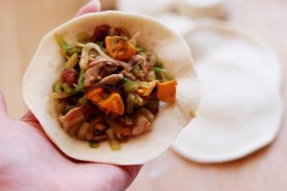 把做好的馅料适量放入擀好的面皮里。