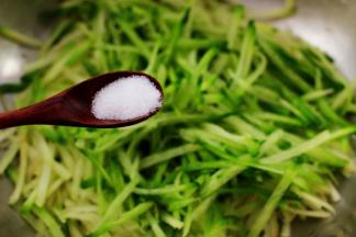 在擦好丝的萝卜里加入适量的盐后搅拌均匀腌制一下。