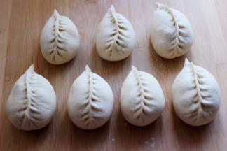 包成自己喜欢的模样就可以了，我今天包的是麦穗模样，这种包子可以放入更多的馅料哟，依次包好所有的包子后。